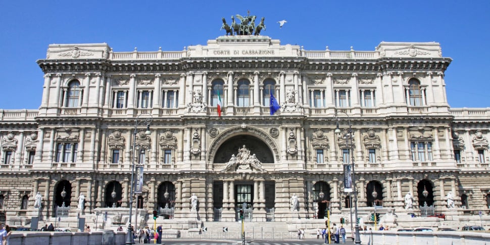Reformatio in peius e reati ostativi: la Cassazione rimette la questione alle Se &hellip;